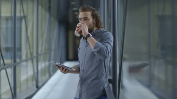 Muž pomocí digitálních tabletu a pití — Stock video