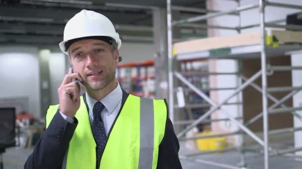 Homme parlant sur téléphone portable — Video