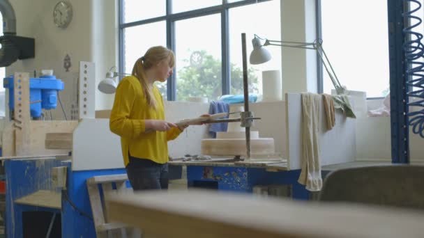 Woman making ceramic on pottery wheel — Stock Video