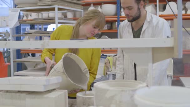 Diseñador de cerámica verter arcilla en el molde — Vídeo de stock