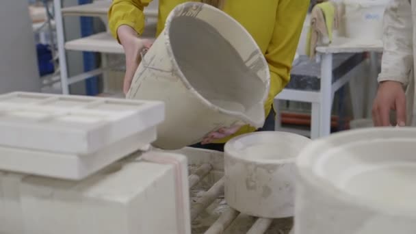 Керамічний дизайнер вливає глину у форму — стокове відео