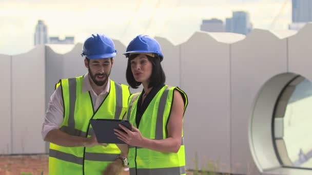 Hombre y mujer con tableta digital — Vídeo de stock