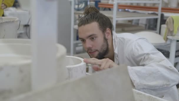 Moule à vérifier en céramique dans l'atelier — Video