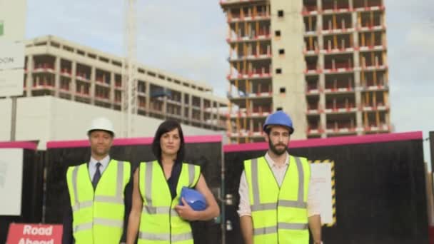 Arquitectos en el sitio de construcción — Vídeo de stock