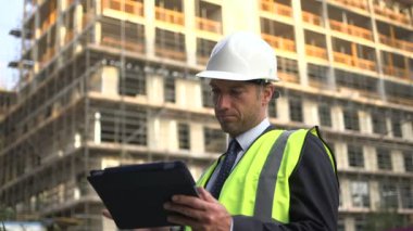 Dijital tablet ile erkek mimar