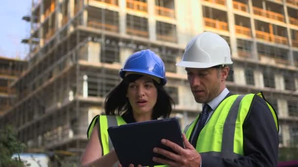 Hombre y mujer con tableta digital — Vídeo de stock