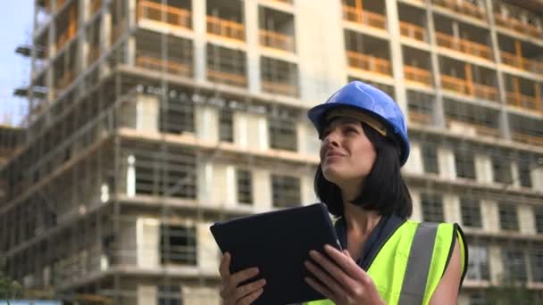 Mulher com tablet digital — Vídeo de Stock