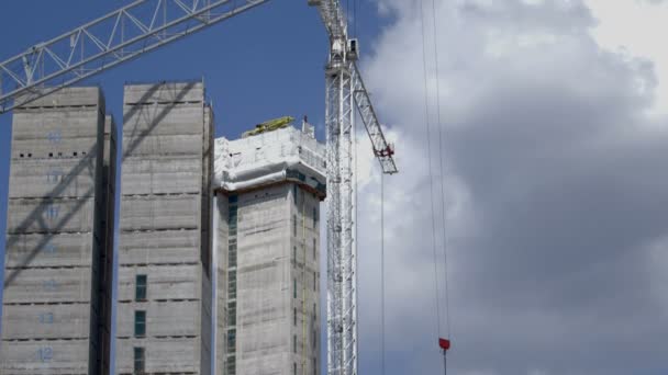 Grúas en obra — Vídeo de stock