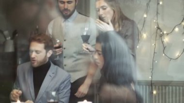 Akşam yemeği partisi zevk kadın ve erkek