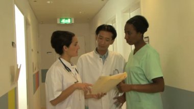 Doktor ve hemşire dosyası okuma