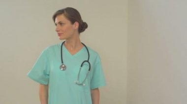 Steteskoplu kadın doktor.