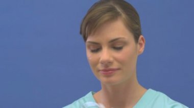 Steteskop kullanan kadın doktor.