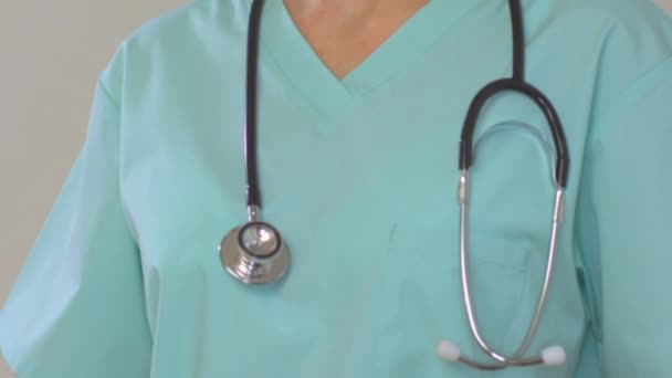 Portret van vrouwelijke arts met een stethoscoop — Stockvideo