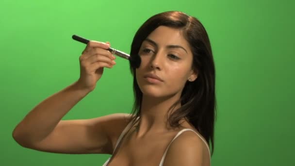 Woman applying blusher — Stock Video