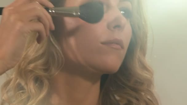 Mulher aplicando blusher — Vídeo de Stock
