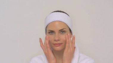 kadına uygulanan nemlendirici