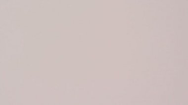 Maskarayı Uygulayan Kadın