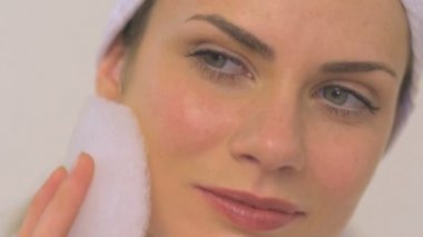 sünger kullanan kadın