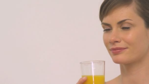 Frau trinkt Orangensaft — Stockvideo