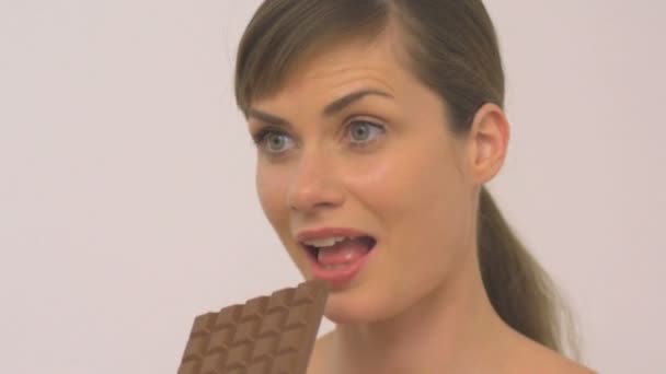 Çikolata yiyen kadın — Stok video