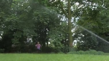 Yağmurlama ile çalışan kız