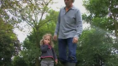 Babası kızını omuzlarında taşıyan