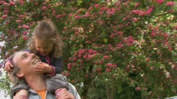Padre cargando a su hija en hombros — Vídeo de stock