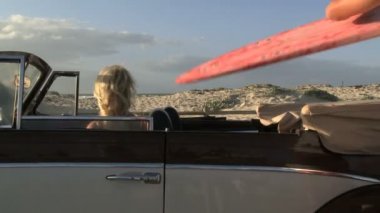 Bir arabadan Çift