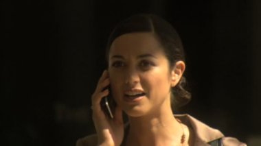 Cep telefonu kullanan iş kadını