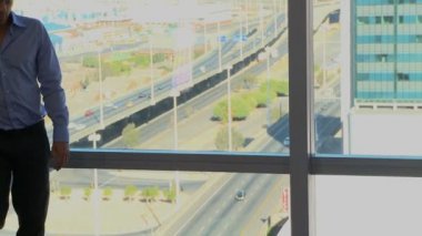 Otel odasında yatakta döşeme işadamı