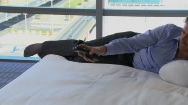 TV izlerken işadamı