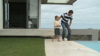 Baba ve oğul oyuncak tekne ile oynamak