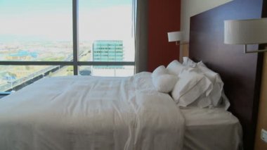 Otel odasında yatakta döşeme işkadını