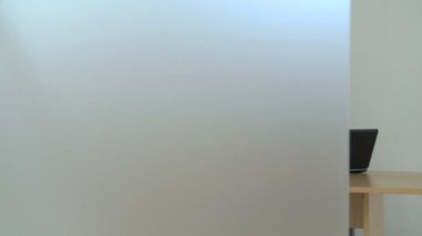 Dizüstü bilgisayarda çalışan iş adamı