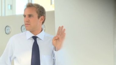 Cep telefonu kullanan bir iş adamı.