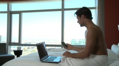 Otel odasında çalışan bir iş adamı.