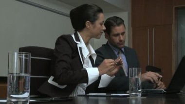 Konferans odasında çalışma iş adamları