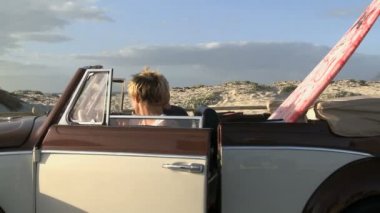 Bir arabadan erkekler