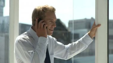 Cep telefonu kullanan bir iş adamı.