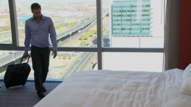 Otel odasında yatakta döşeme işadamı