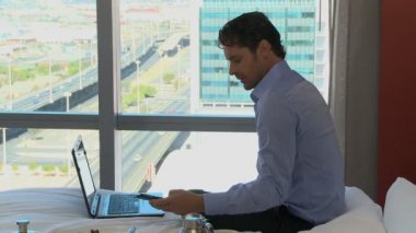 Cep telefonu kullanan bir iş adamı.