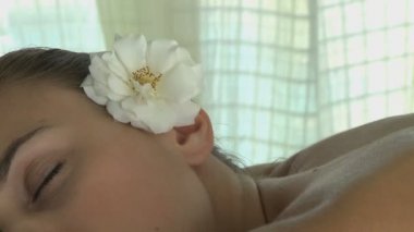 taş tedavi olan kadın