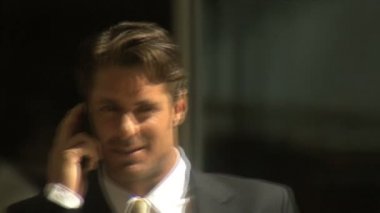 Cep telefonu kullanan bir iş adamı.