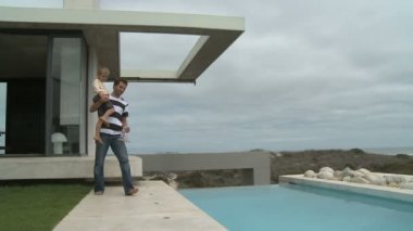 Baba ve oğul oyuncak tekne ile oynamak