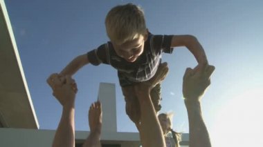 Aile bahçede oynuyor.