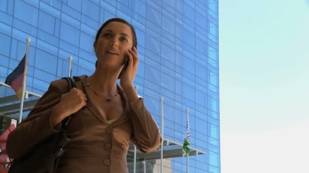 Femme d'affaires répondant au téléphone portable — Video