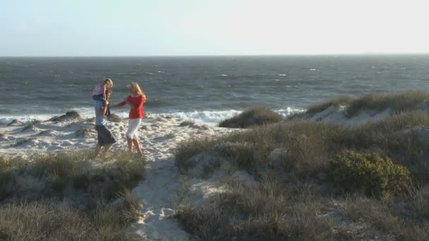 Familia caminando desde la playa — Vídeos de Stock