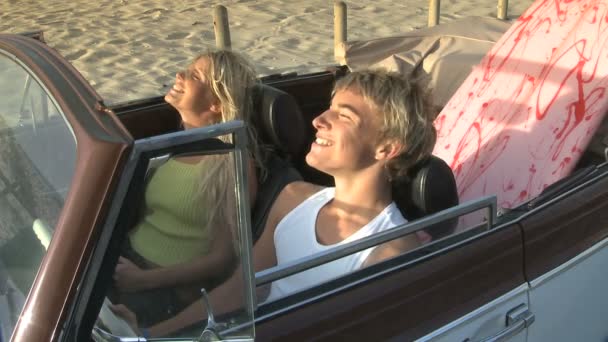 Casal sentado em um carro — Vídeo de Stock