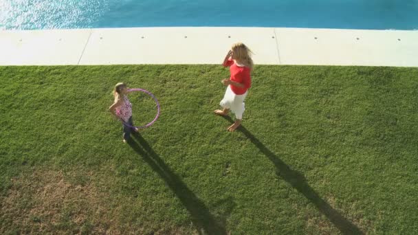 Mère et fille jouant avec cerceau — Video