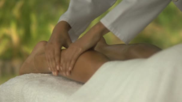 Mulher com massagem nas pernas — Vídeo de Stock